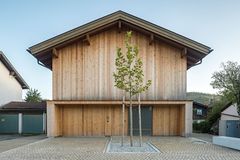 Geschlossene Nordseite mit großem Tor - Bild 3 - [SCHÖNER WOHNEN]