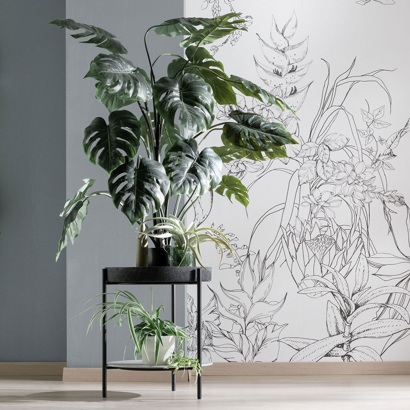 Beistelltisch "Twist" von der SCHÖNER WOHNEN-Kollektion mit einer großen Zimmerpflanze vor einer tapezierten Wand