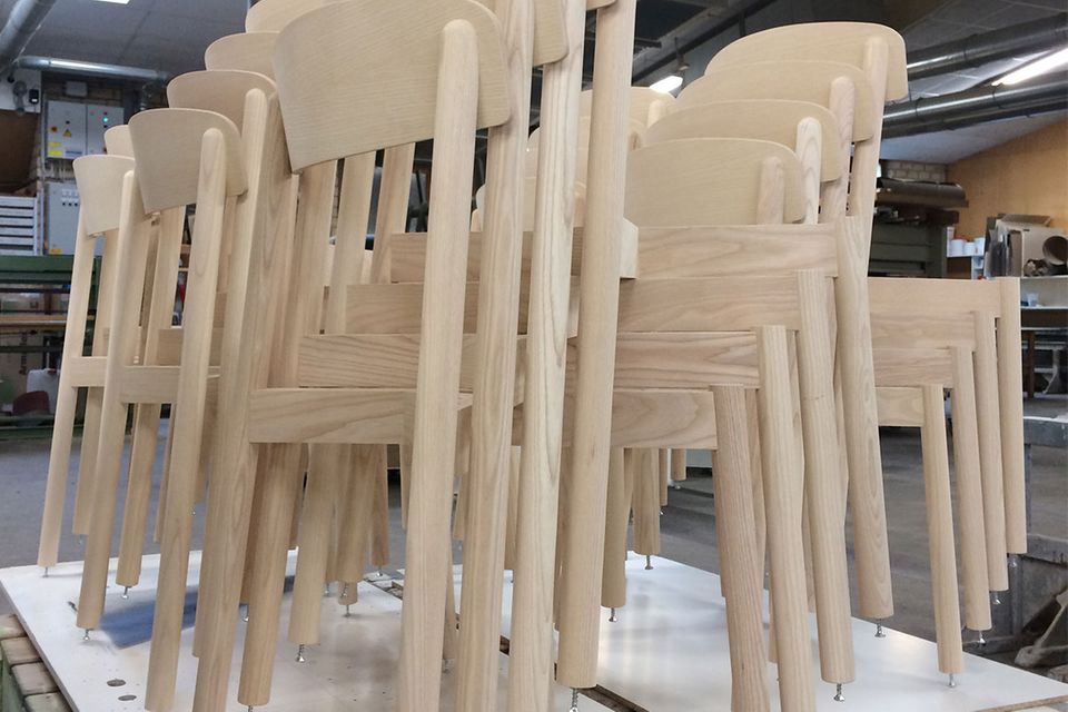 Wertarbeit: Beim Möbelproduzenten Stattmann im Münsterland entstehen Stühle, Tische und Regale aus heimischem Holz. Preissteigerungen und Materialmangel betreffen auch Bestseller wie den "Profile Chair“. Wertarbeit: Beim Möbelproduzenten Stattmann im Münsterland entstehen Stühle, Tische und Regale aus heimischem Holz. Preissteigerungen und Materialmangel betreffen auch Bestseller wie den "Profile Chair“.