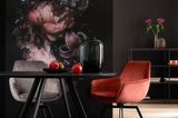 Die Wirkung eines opulenten Blumenbouquets vor dunklem Hintergrund wussten schon die niederländische Barockmaler zu schätzen. Leuchtende Blüten von Hortensien, Pfingstrosen und Lilien auf der Digitaldrucktapete "Fleurs" kommen an der Wand von Schlaf- oder Wohnzimmer so richtig zur Geltung und ersetzen als Stillleben kunstvoll den Strauß in der Vase. Die Vliestapete ist auch im XL-Format für extra viel Wandfläche erhältlich. Abmessung: 159 x 270 cm. Preis pro Rolle: 59 Euro.     Im SCHÖNER WOHNEN-Shop: Tapete Fleurs schwarz-rosa     Weitere Themen:  Wanddeko: Ideen für kahle Wände  Wandverkleidung – von Holz bis Stein  Tapetenmuster: Trends für die Wand
