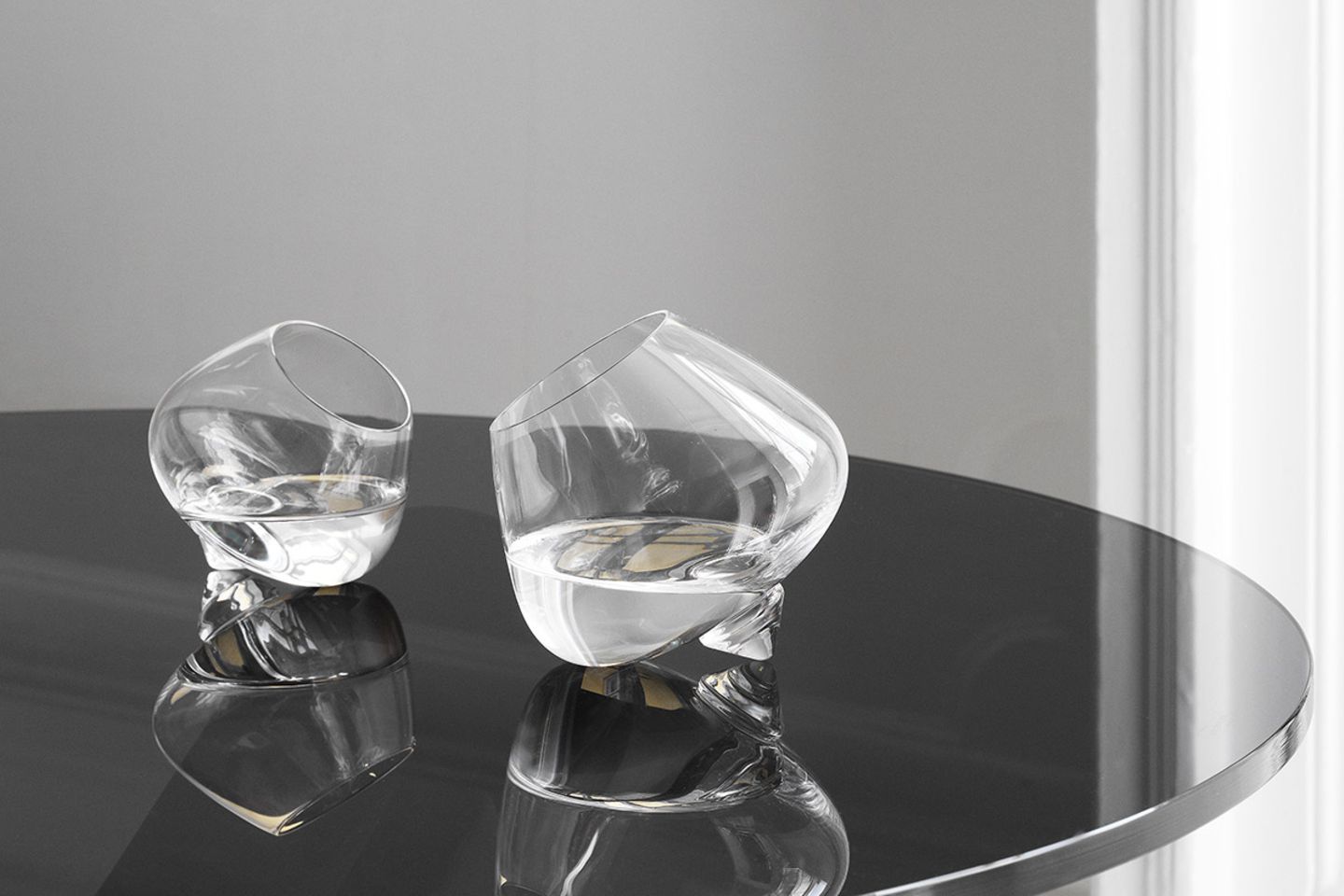 Schräg auf dem Tisch aufliegende Likör- und Cognacgläser von Normann Copenhagen
