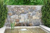 Gartenmauer mit kleinem Wasserfall