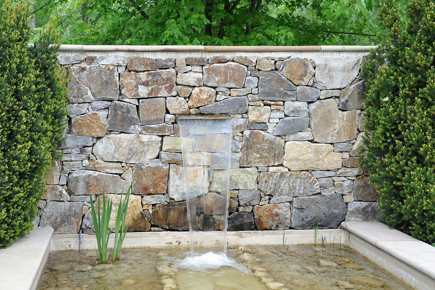 Gartenmauer mit kleinem Wasserfall