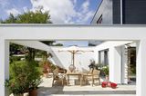 Offene Terrasse in Weiß bei Sonnenschein