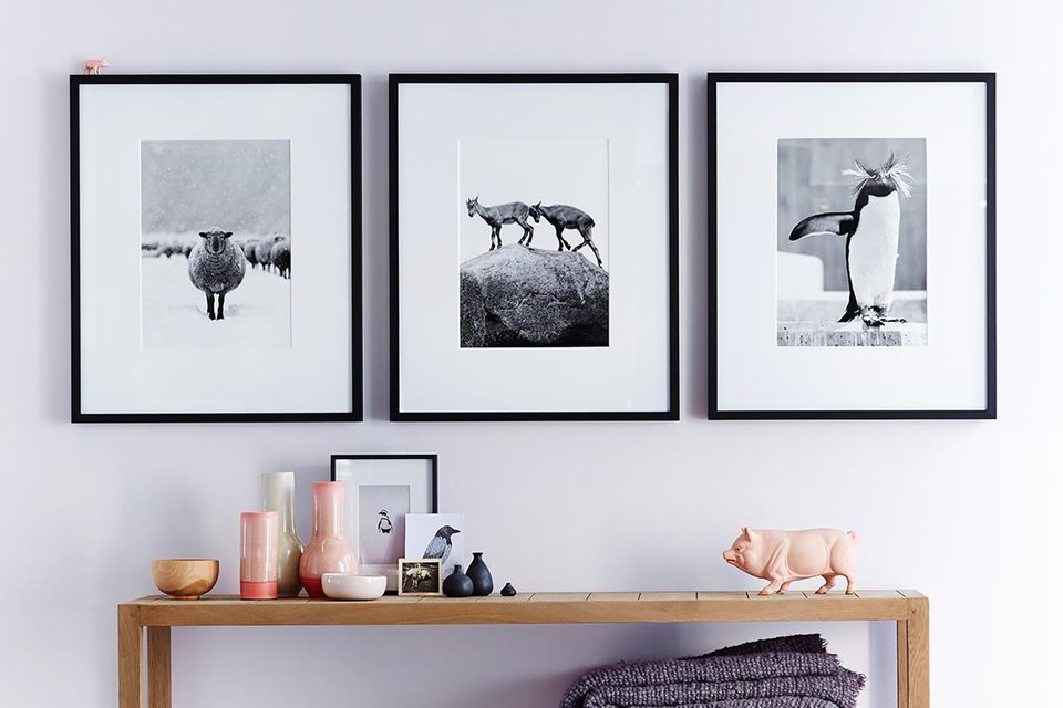 Horizontale Reihenhängung mit Bildern Horizontal aufgehängte Bilder an einer Wand