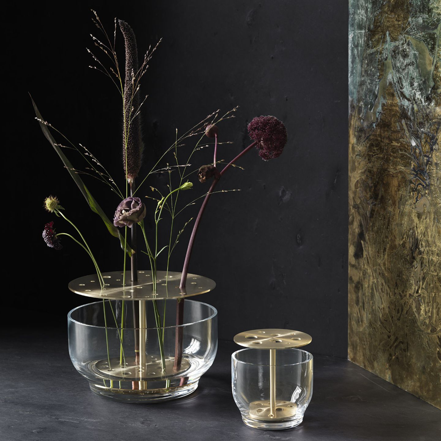 Vase "Ikebana" von Fritz Hansen einzeln mit verschiedenen Blüten bestückt