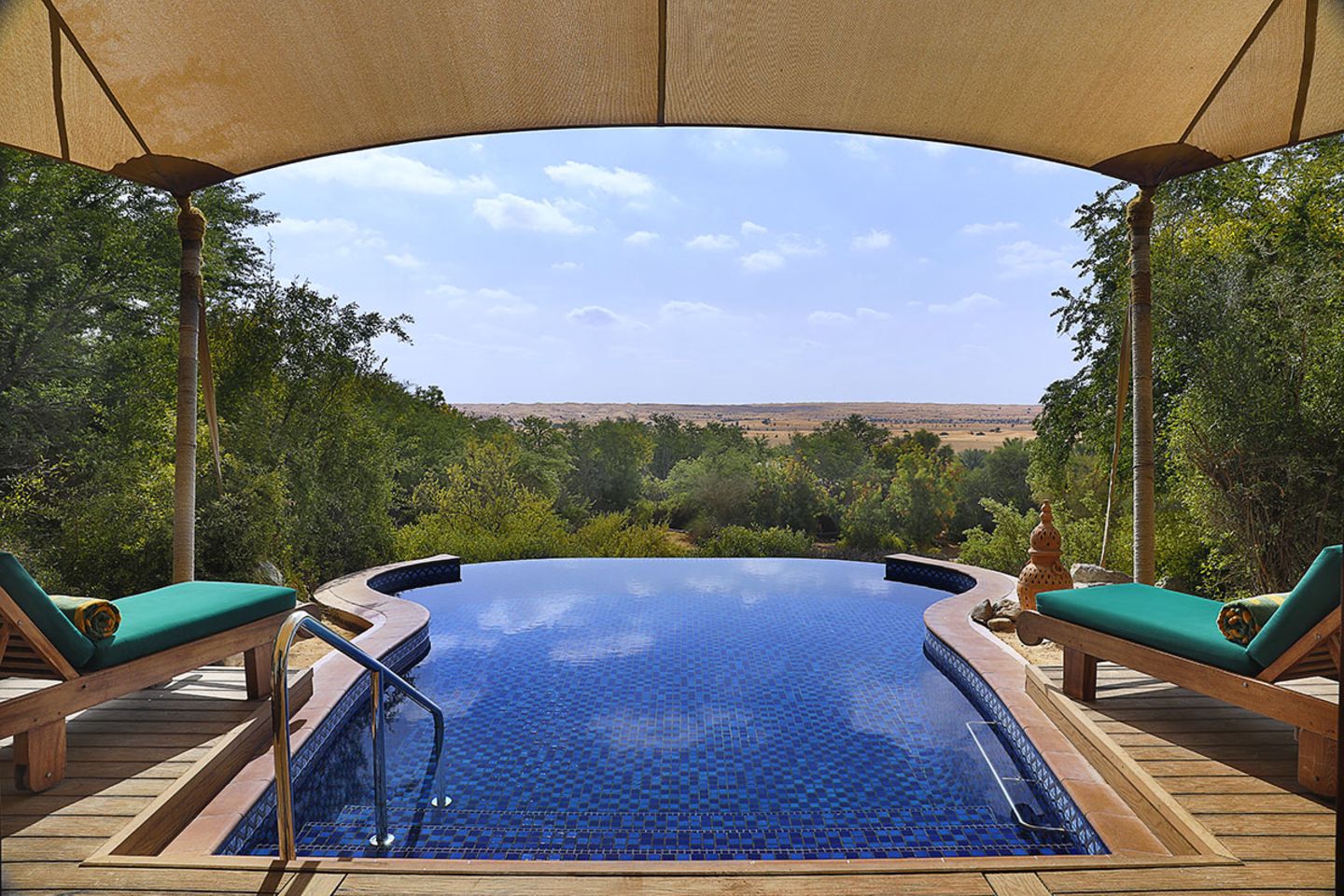 Pool des Al Maha Resort & Spa mit Blick auf die Wüste