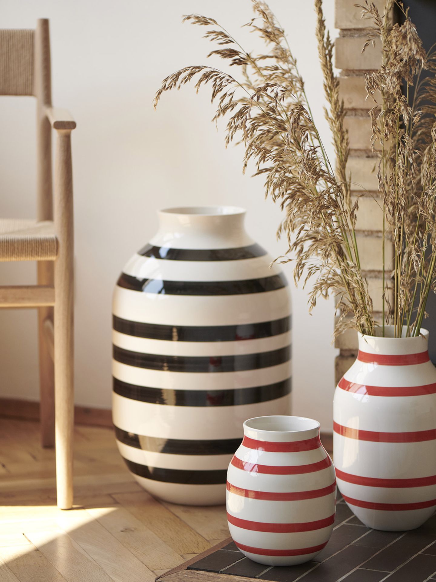Drei unterschiedliche große "Omaggio"-Vasen in Rot und Schwarz auf dem Boden