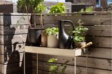 Gießkanne Liba von Ferm Living auf dem Balkon