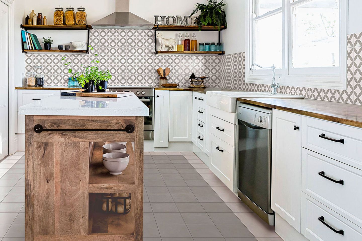 Küche mit Kochinsel aus Holz und Wandfliesen