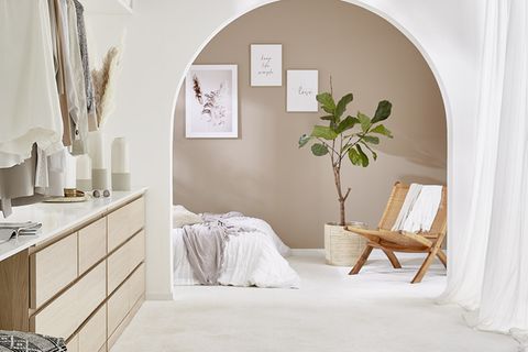 Mondänes Schlafzimmer mit Rundbogen und dem Teppichboden "Vicenza" von Kibek