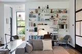 Bücherwand mit Schreibtisch im Wohnzimmer