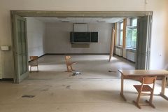 Die beiden ehemaligen Klassenzimmer, verbunden durch eine fast raumbreite Flügeltür, bilden heute als Wohnzimmer und Küche samt Essplatz das Herzstück des Wohnbereichs. Die alte Schule zeigt sich als enorm vielseitiges und vor allem offenes Haus.     Tipp: Die Möbel aus diesem Haus - und die schönsten Klassiker des 20. Jahrhunderts gibt's auch im SCHÖNER WOHNEN-Shop: Design Klassiker inszenieren     Weitere Themen:   Architektenhaus aus den 60er-Jahren   Raus aus der Stadt: Traumhaus im Grünen  Umbau einer Werkstatt in ein modernes Wohnhaus