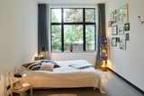 Schlafzimmer mit großem Fenster