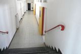 Langer Schulflur mit Wandnischen