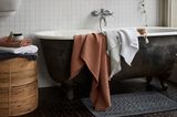 Musselin-Handtücher in Terracotta und Grau im Badezimmer