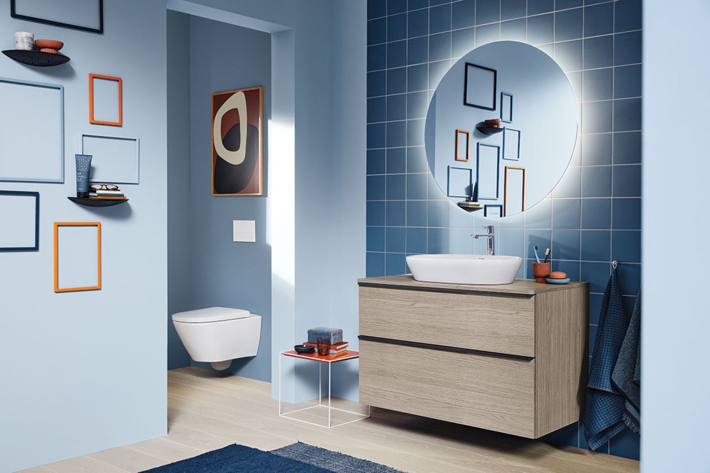 Bad mit blauen Wänden und Bildern