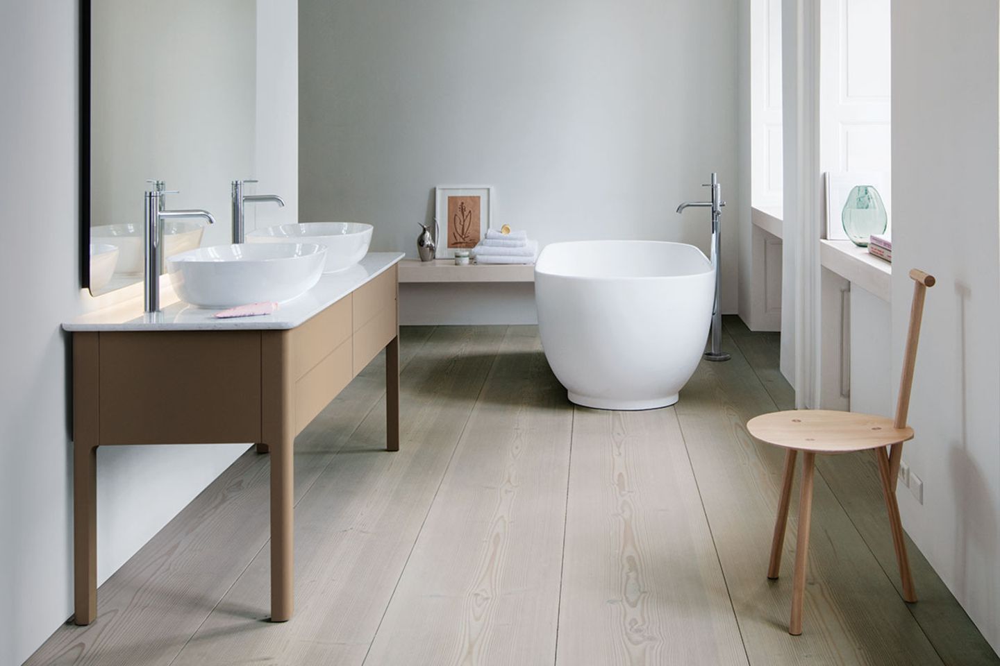 Badezimmer mit Holzmöbeln und freistehender Badewanne
