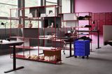 Office mit offenen Regalen in Beerentönen