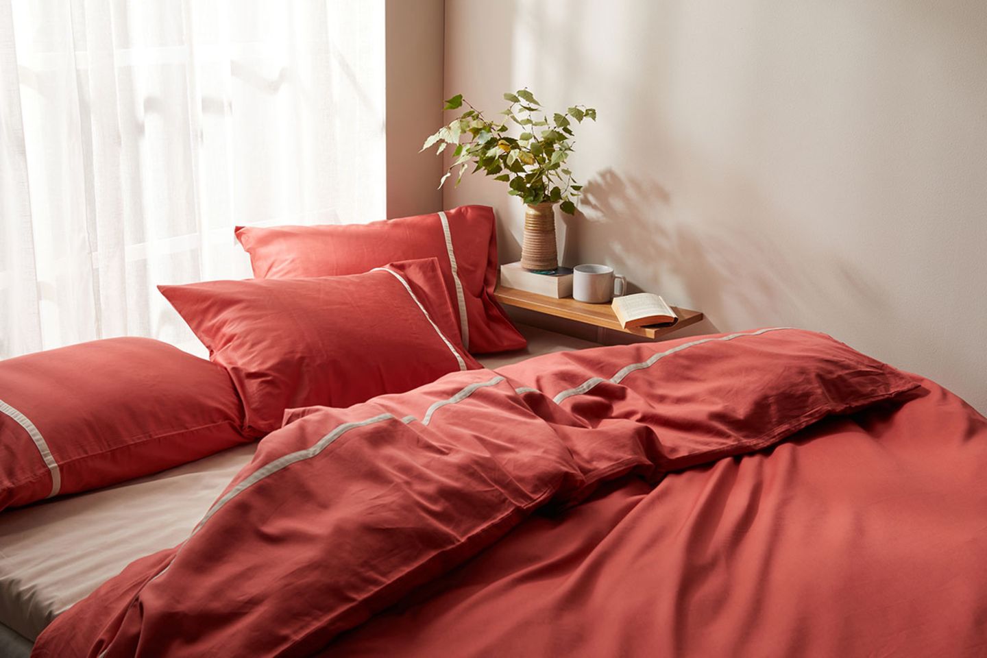 Schlafzimmer mit roter Bettwäsche