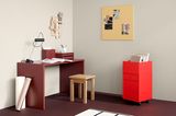 Arbeitszimmer mit rotem Boden und Möbeln