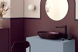 Zweifarbiges Badezimmer mit beerenfarbenen Waschbecken