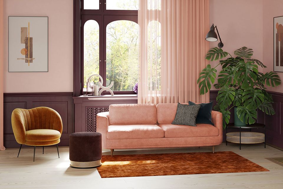 Wohnzimmer mit Wand in Rosa und beerenfarbigen Polstermöbeln
