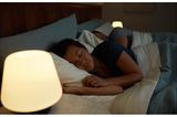 Philipps Hue Schlaflampen neben einem schlafenden Pärchen