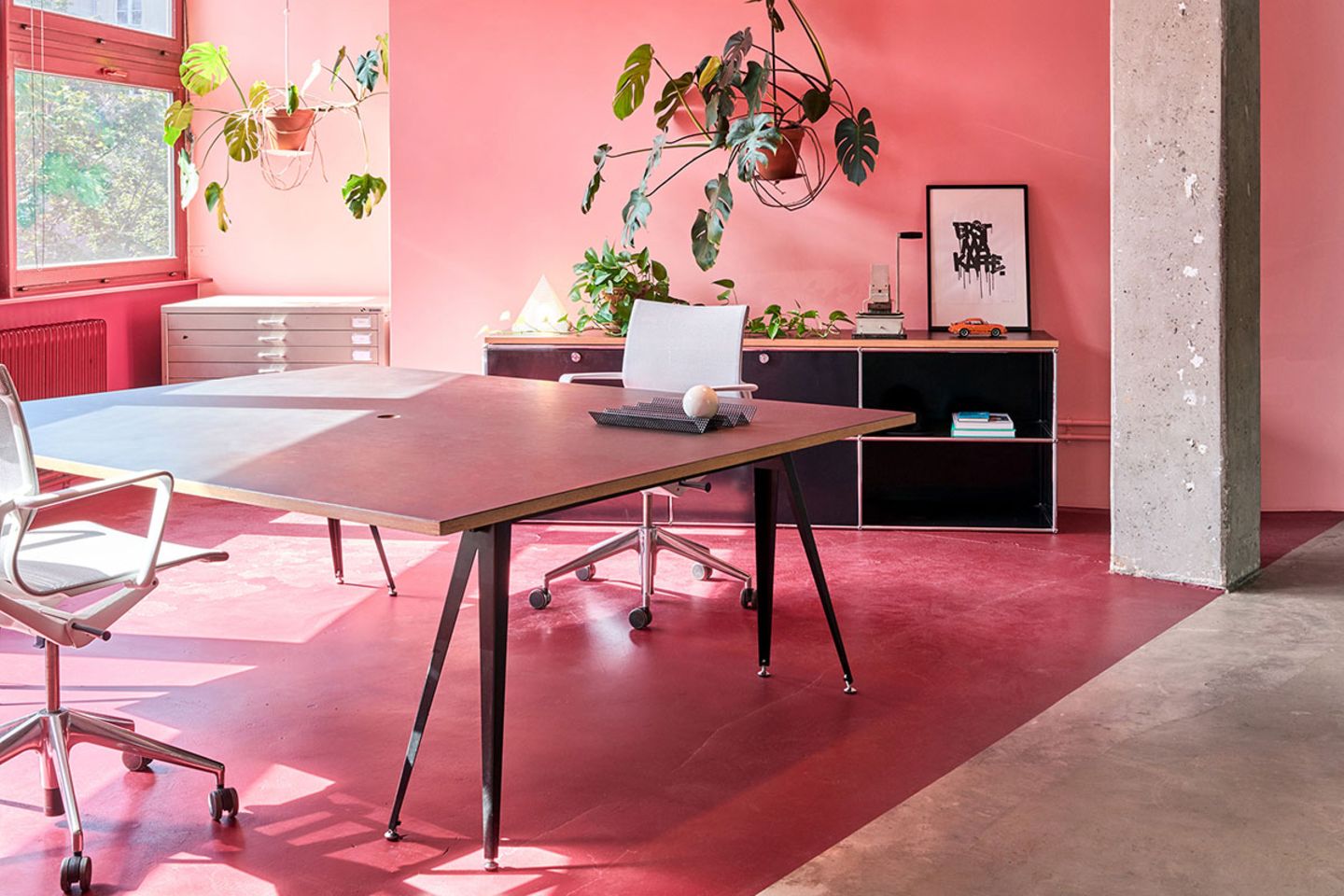 Büro-Nische in Pink mit Zimmerpflanzen und Fensterfront