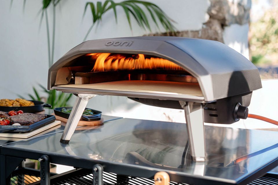 Für Pizza-Fans, die sich nicht auf einen Standort für den Ofen festlegen mögen – der mobile Ofen "Ooni Koda" ist beweglich wie ein mittelgroßer Grill.