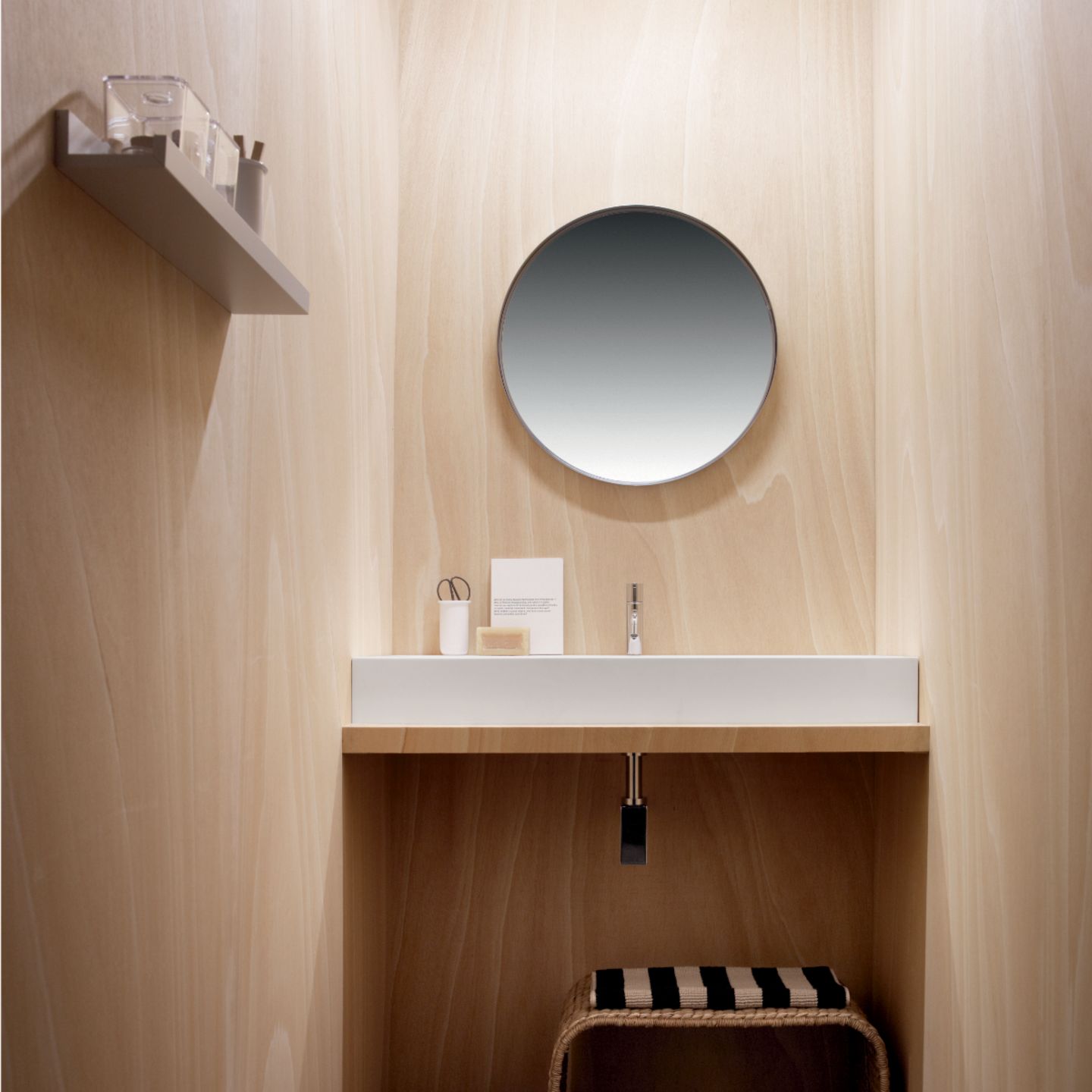 Waschbecken "Luena" von Bathco im Badezimmer mit Holzverkleidung