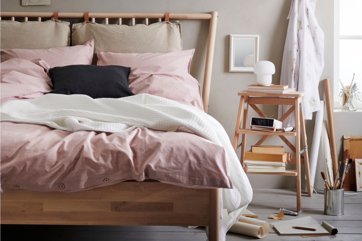 Als Nachttisch: Trittleiter Bekväm von Ikea