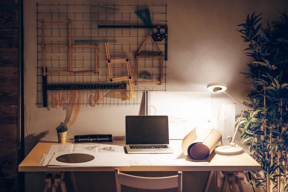 Schreibtischlampe auf einer Tischplatte im Home Office