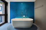 "Luv"-Badewanne von Duravit vor einer blau gefliesten Wand