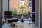 Loungesessel vor großem Fenster