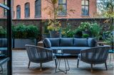 Terrasse mit Loungemöbeln