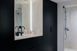 Badezimmer mit Stauraum in schwarz