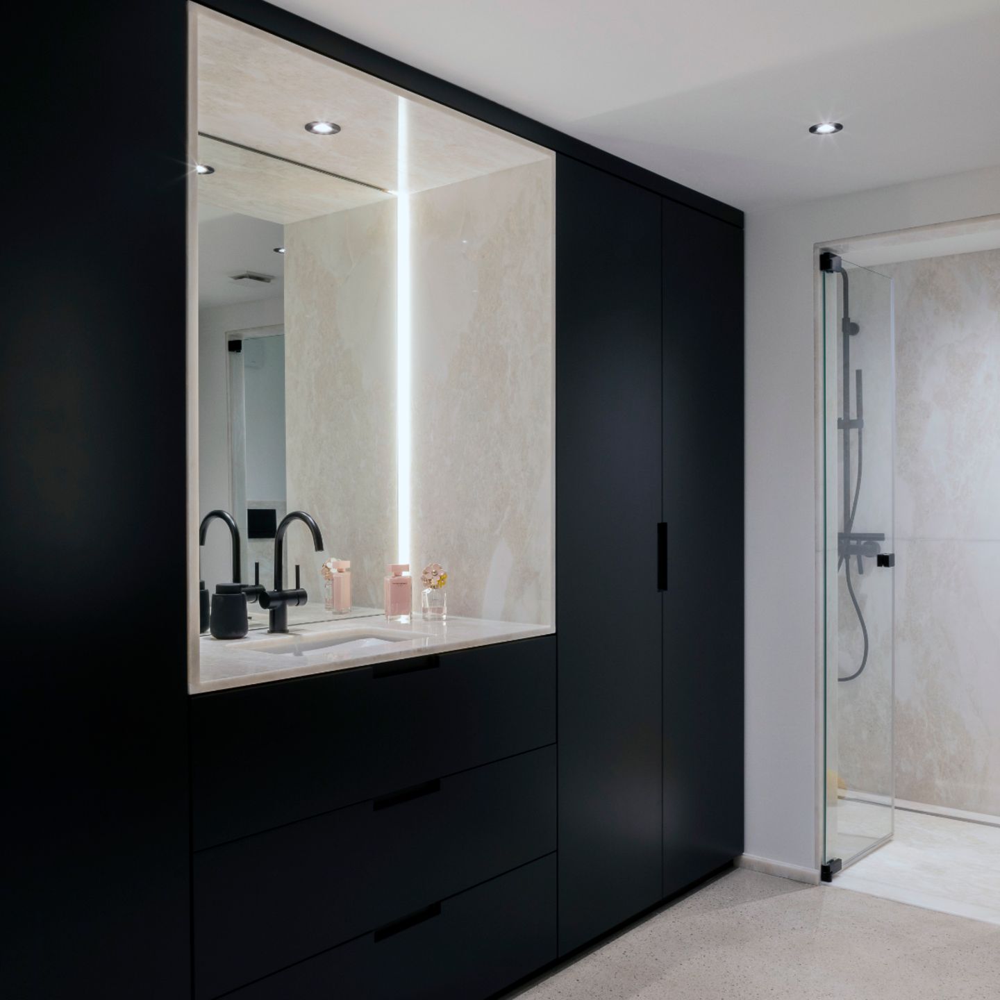Badezimmer mit Stauraum in schwarz