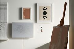 Speaker-Bilderrahmen an der Wand neben anderer Kunst