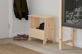 Holz-Hocker mit integrierter Aufbewahrung im Flur