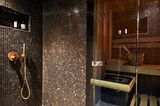 Saune mit angrenzender Dusche