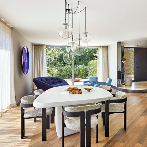 Luftiger Essbereich mit großem Esstisch