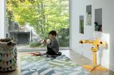 Spielzimmer mit bodentiefen Fenstern