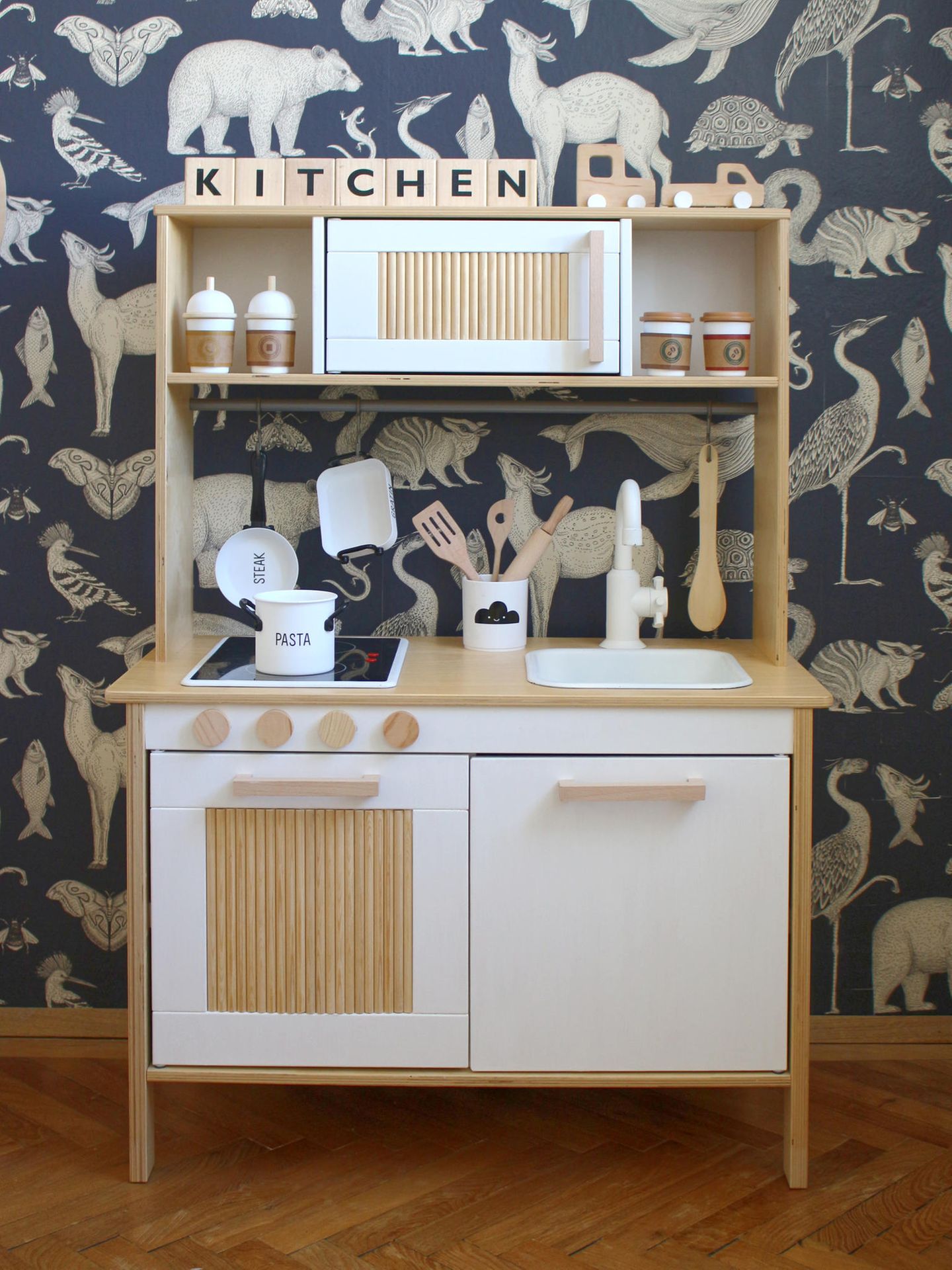 Ikea-Hack für Mini-Köche:innen: Spielküche 