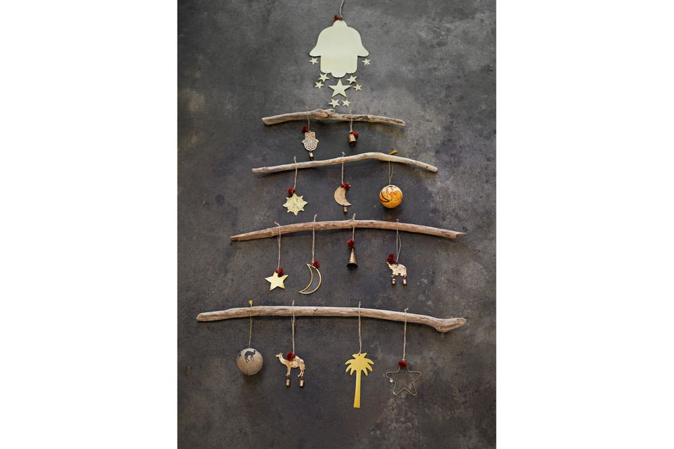 Abgespeckter Weihnachtsbaum aus Ästen und Weihnachtsornamenten