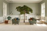 Waldgrüne Sofas in Wohnzimmer mit Baum in der Mitte