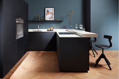 Schwarze Küche in L-Form von next125