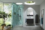 Badezimmer mit kreisrunden Deckenfenstern, Regendusche, durchgehenden Bodenfliesen und der Badmöbelserie "Fiumo" von Burgbad