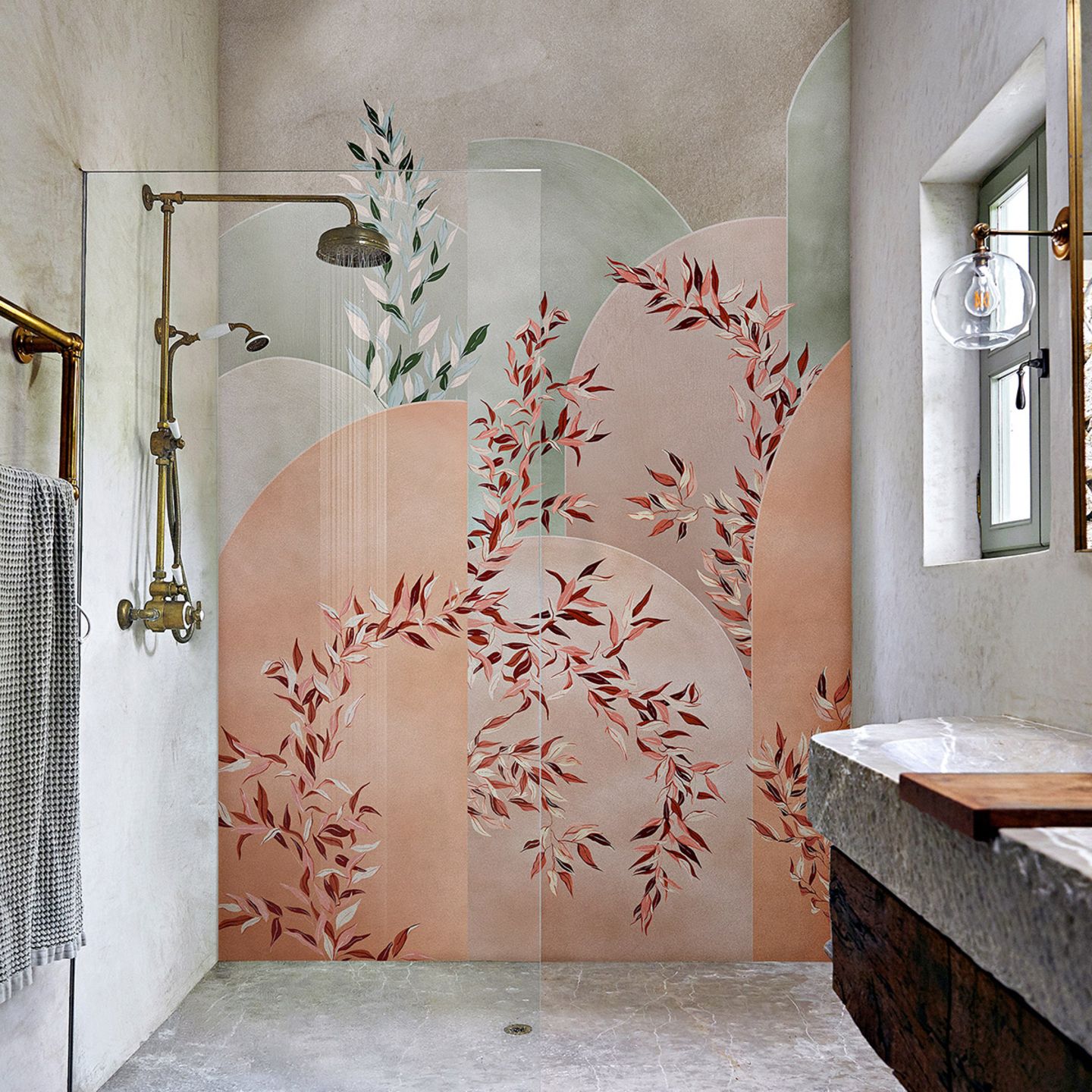 Badezimmer mit malerischem Wandbild "Vivido" von Designerin María Gómez García