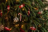 Weihnachtsbaum mit grün-rot-weißem Baumschmuck